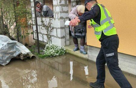На Київщині розмило дамбу: вода підтопила селище Іванків (ФОТО, ВІДЕО)