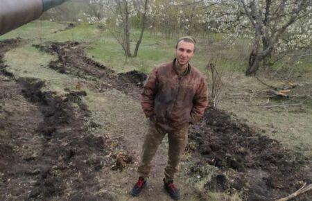 «Лежу, на тілі пухирі від опіків. Якби не командир, не знаю, що б зі мною було»: танкіст із Мелітополя про свій рік війни