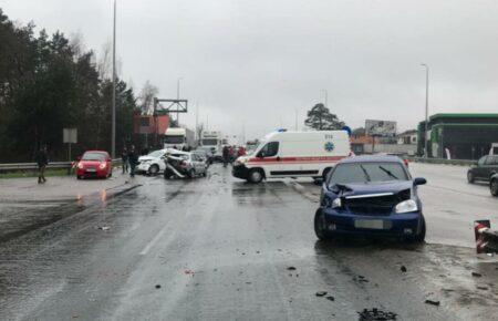 Поблизу Києва сталася масштабна ДТП, є постраждалі