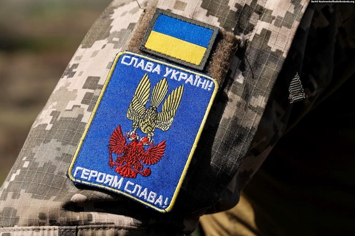 У загиблого військового був день народження і на його вцілілий телефон дзвонили рідні — журналістка про роботу пошуковців