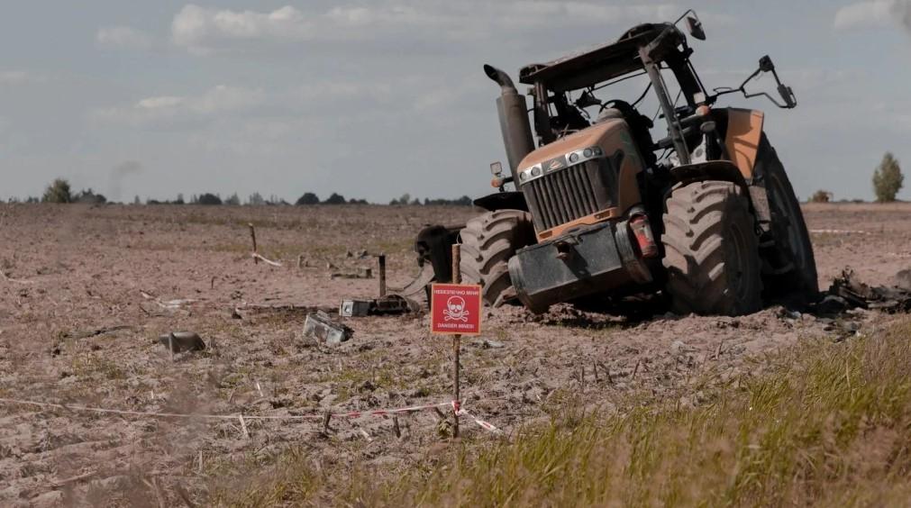 Понад 10 років знадобиться, щоб розмінувати українські поля — МВС