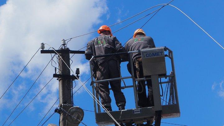 Міненерго повідомило про знеструмлення у 7 областях через негоду та обстріли