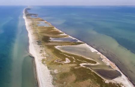 На Джарилгач постійно їздить російська техніка, звідти чути вибухи — мер окупованого Скадовська