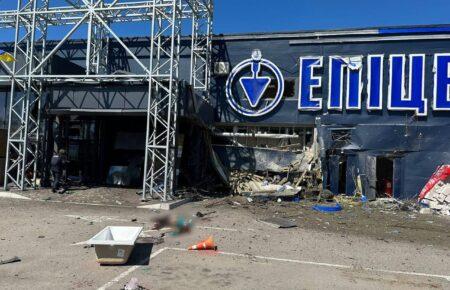 Росіяни вдарили по гіпермаркету в Херсоні, є загиблі
