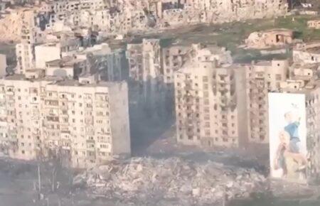 У Бахмуті, наповненому смертю та руйнуваннями, ознаки життя є винятком — NYT (ВІДЕО)