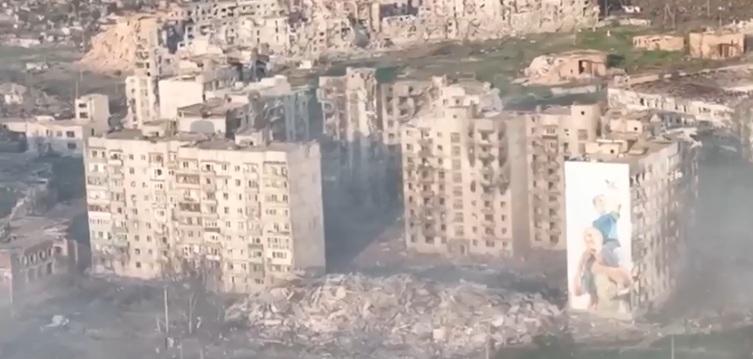 У Бахмуті, наповненому смертю та руйнуваннями, ознаки життя є винятком — NYT (ВІДЕО)