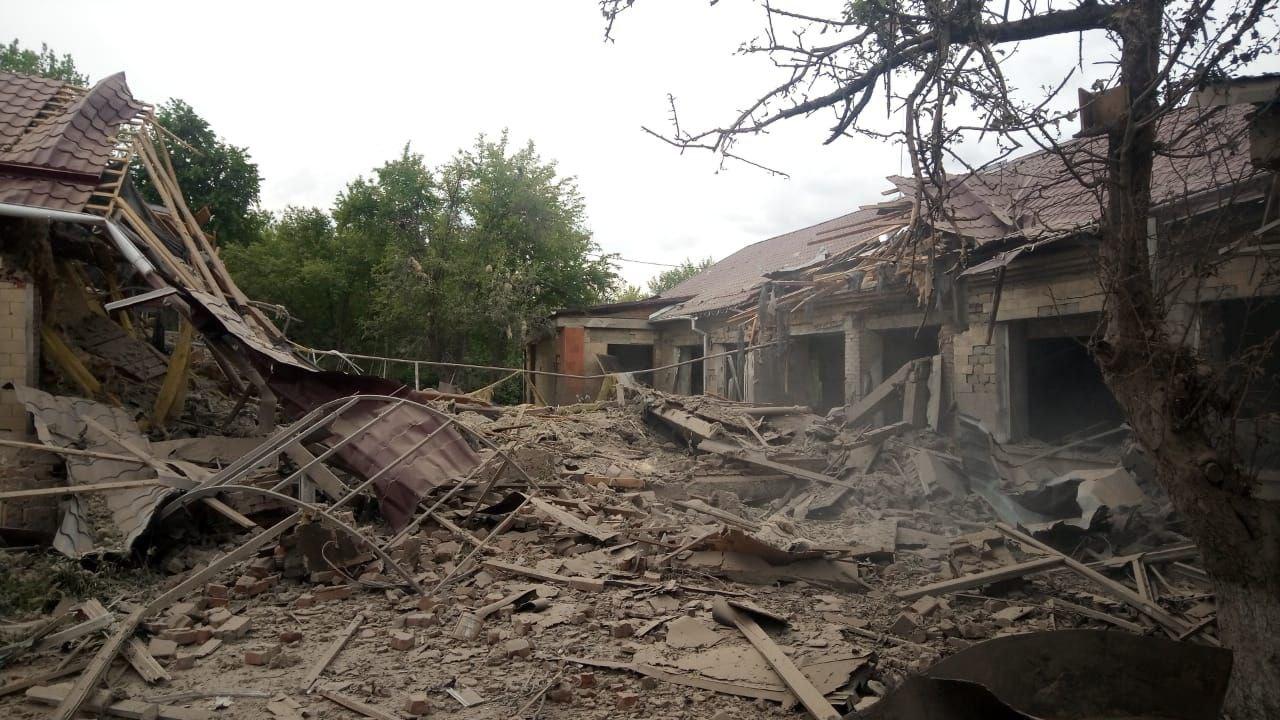 Окупанти скинули бомбу на дитячий садок на Сумщині