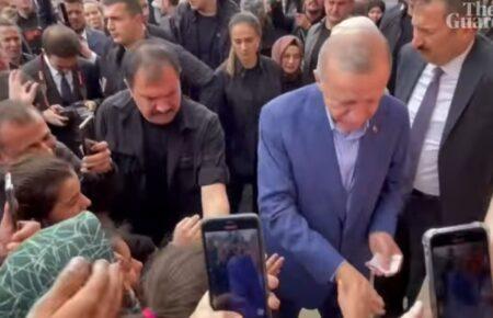 Ердоган роздав гроші своїм прихильникам на виборчій дільниці (ВІДЕО)