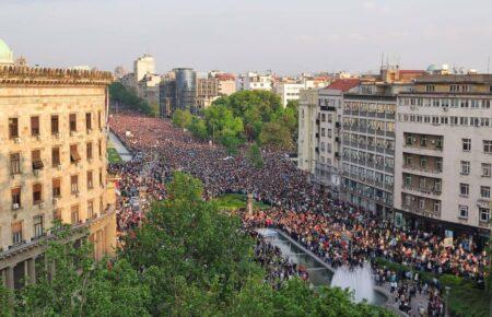 У Сербії відбулася чергова багатотисячна акція протесту після масових стрілянин цього місяця