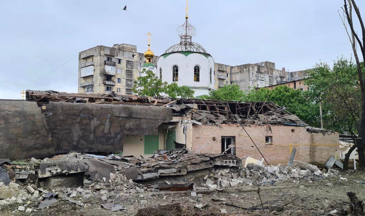 Окупанти вдарили по Торецьку, бомба впала поряд зі школою та храмом (ФОТО)