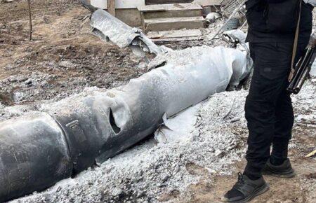Обломки российской ракеты повредили жилой дом в Киевской области (ФОТО)