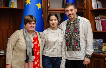 Украина вернула депортированную в Россию 14-летнюю девушку (ФОТО)