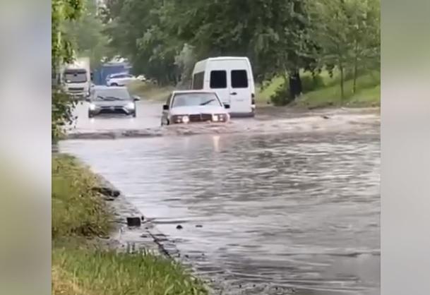Дніпро накрила потужна злива з громом та градом