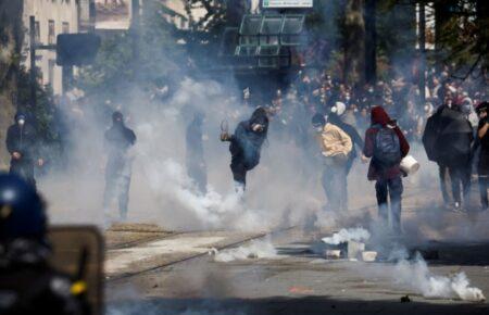 У Франції спалахнули сутички між мітингарями і поліцією під час демонстрації проти пенсійної реформи