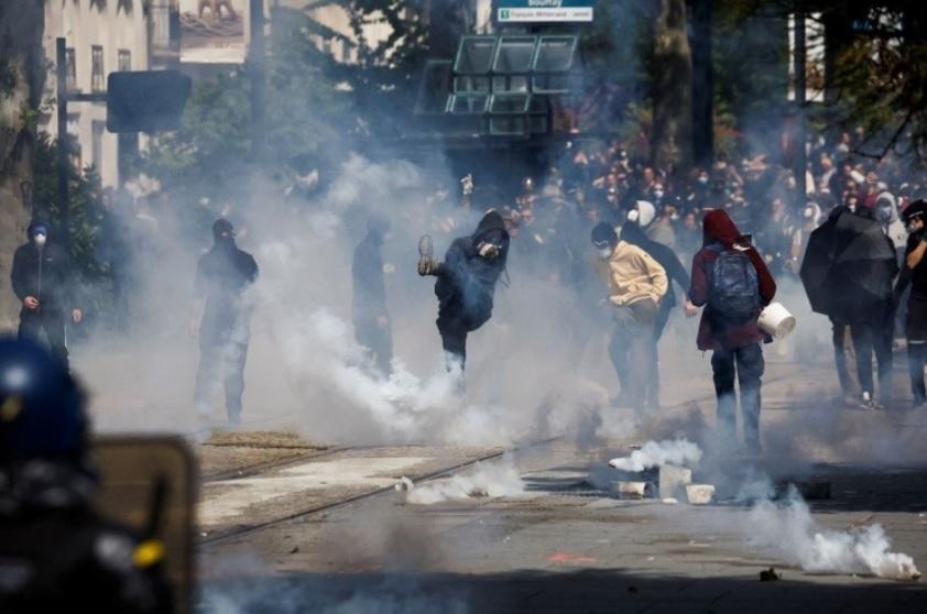 У Франції спалахнули сутички між мітингарями і поліцією під час демонстрації проти пенсійної реформи
