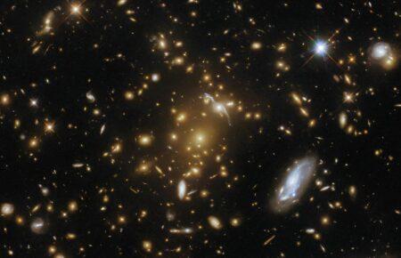 Телескоп Hubble сфотографував скупчення галактик за 9 мільярдів світлових років від Землі