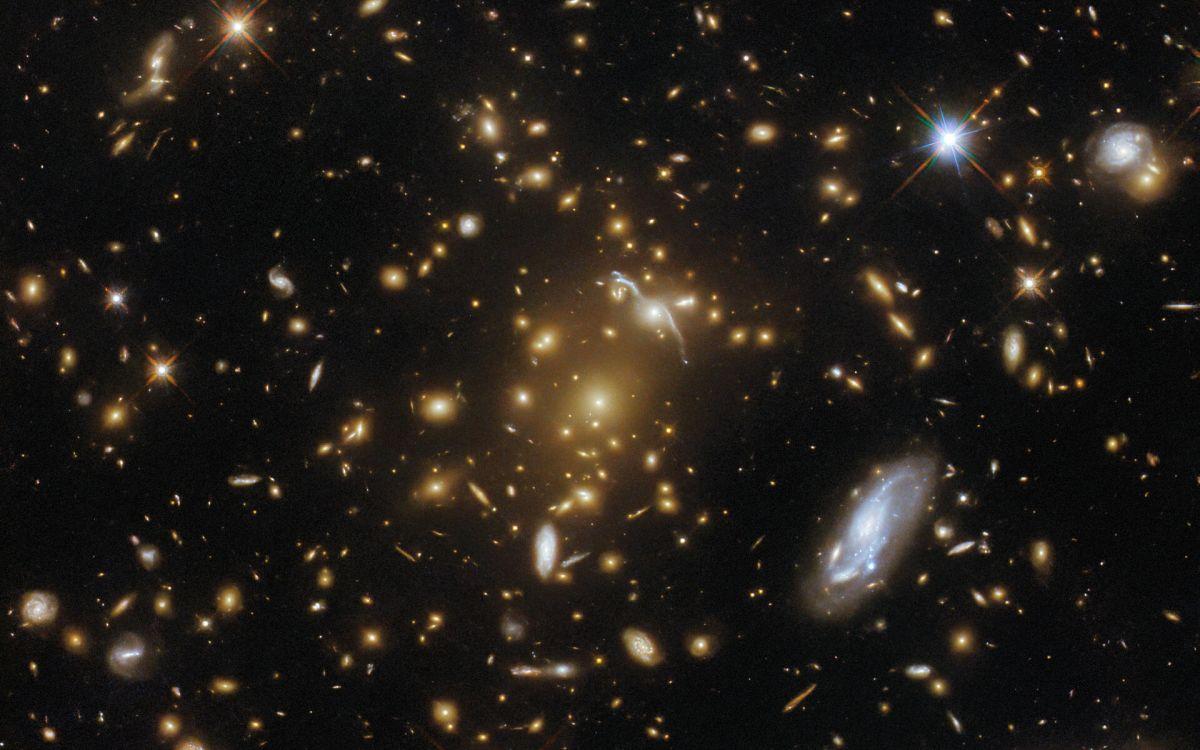 Телескоп Hubble сфотографував скупчення галактик за 9 мільярдів світлових років від Землі