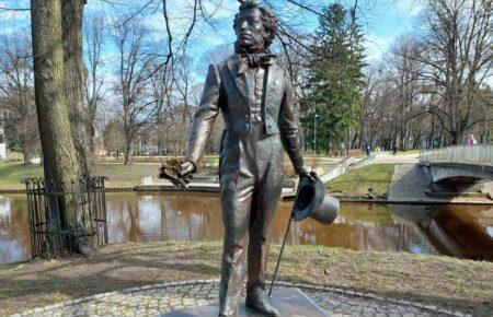 У столиці Латвії демонтували пам'ятник Пушкіну (ВІДЕО)