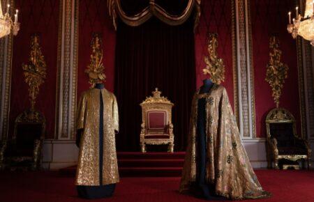 Чарльз під час коронації одягне мантію із золотими рукавами, створену для Георга V