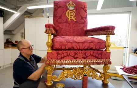 Для коронації Чарльза ІІІ використають історичні крісла