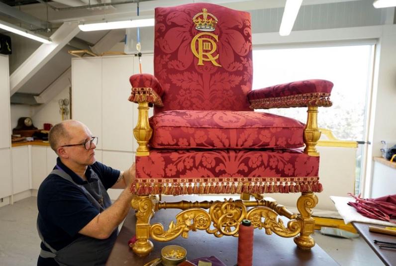 Для коронации Чарльза ІІІ используют исторические кресла