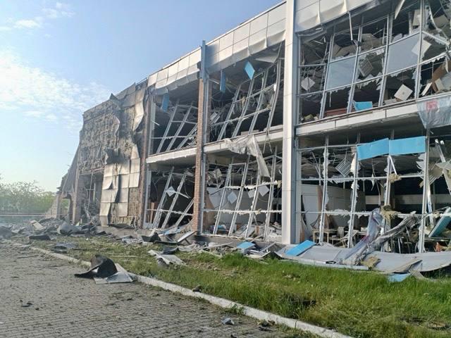 Ракетний удар по Миколаєву: окупанти влучили в ТРЦ, автосалон і промисловий об'єкт
