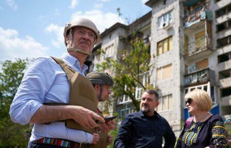 Посол Франції відвідав деокупований Ізюм та прифронтові Слов'янськ і Краматорськ (ФОТО)