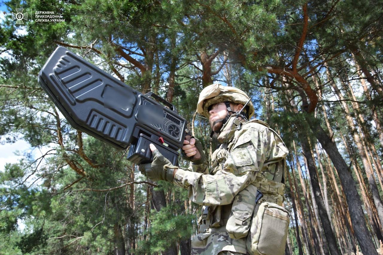 Біля Бахмута прикордонники «приземлили» два російські безпілотники з антидронової рушниці