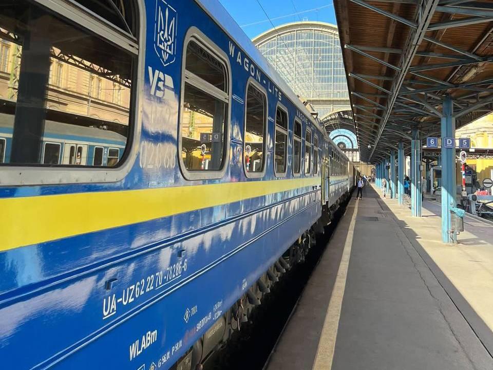 Залізничні квитки на деякі потяги подорожчають — деталі від Лещенка
