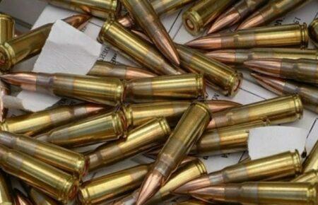 Поблизу Маріуполя окупанти завозять у «райвідділи поліції» ящики з патронами