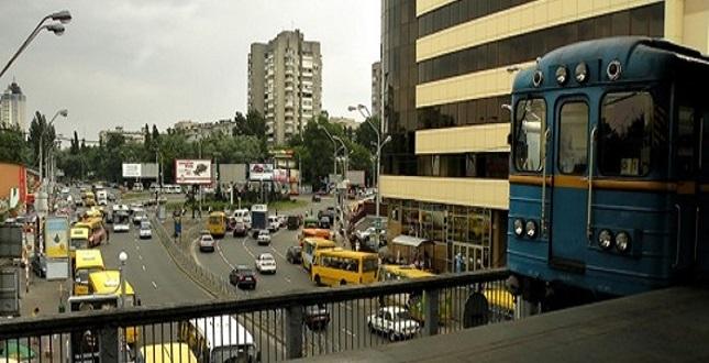 У Києві через зливу підтоплені кілька вулиць та район станції метро «Лівобережна»