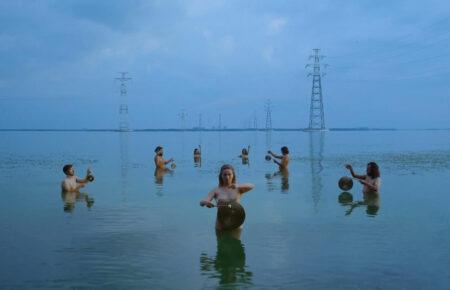 Русалка з'являлась з води Каховського водосховища під ЛЕПами ЗАЕС: мисткиня прокоментувала кадри опери Chornobyldorf