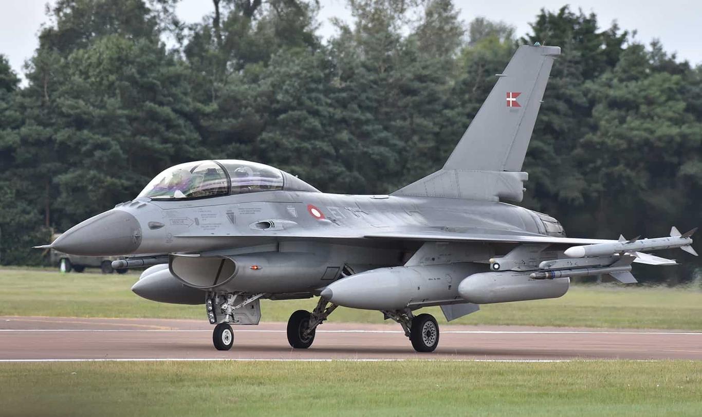 Данія зможе одночасно навчати шістьох українських пілотів працювати на F-16