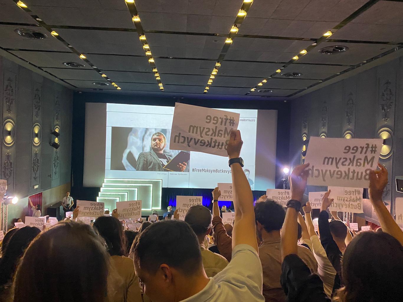 На відкритті фестивалю Docudays UA закликали звільнити з полону правозахисника Максима Буткевича