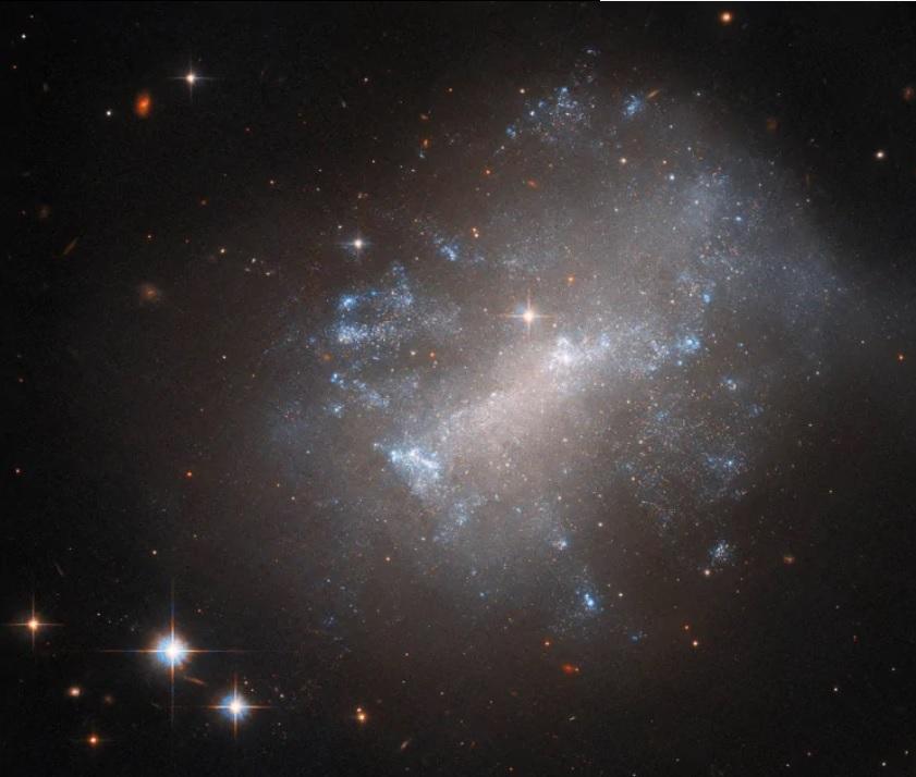 Телескоп Hubble показав хвилеподібну неправильну галактику