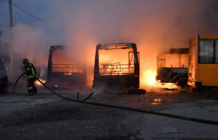 «Ворог безжально обстрілював Херсон»: рятувальники показали наслідки (ФОТО, ВІДЕО)