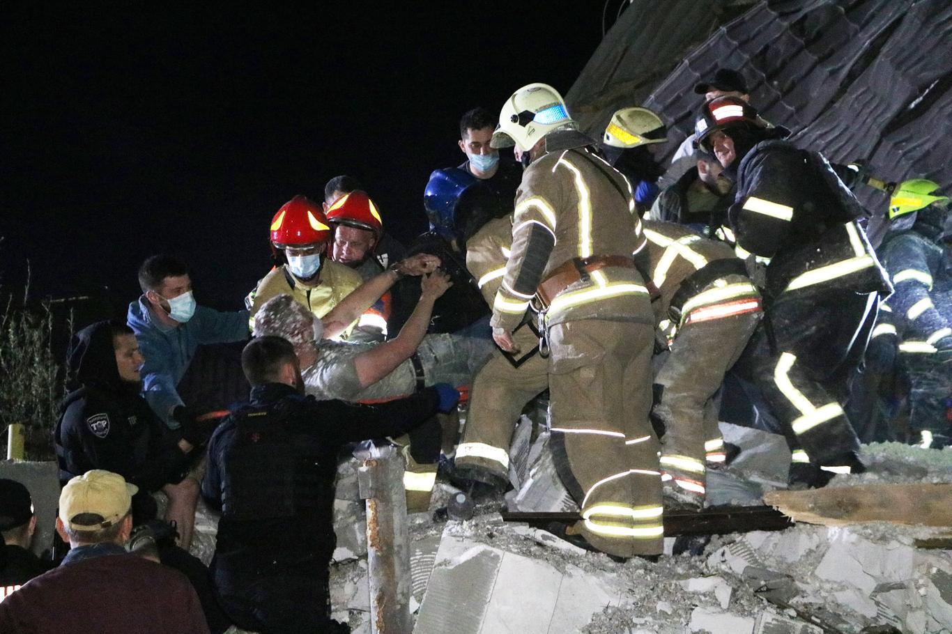 Ракетний удар по передмістю Дніпра: серед постраждалих щонайменше 5 дітей (ФОТО)