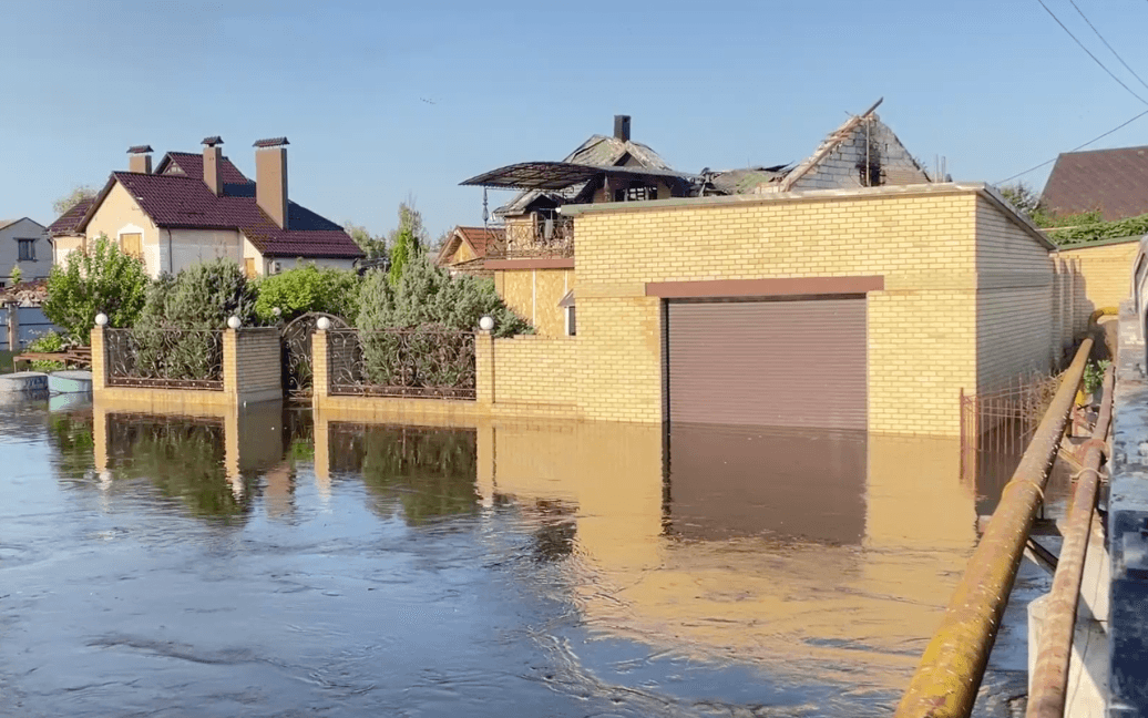 Вода у Дніпрі стрімко зростає, вже затоплено декілька населених пунктів Херсонщини — кореспондент