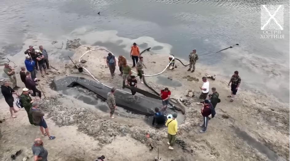 Після обміління Дніпра на березі Хортиці знайшли тисячолітній дубовий човен