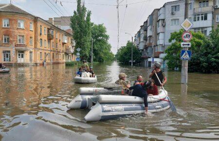 Из подтопленных районов Херсона большинство людей, которые хотели эвакуироваться, уже уехали — журналист