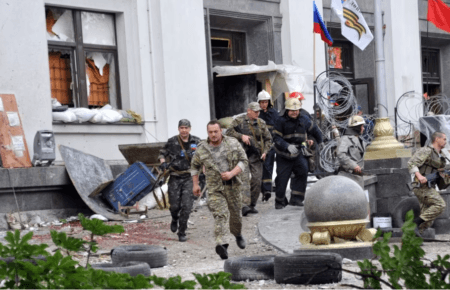 Якщо цю історію замовчувати, виникає вакуум, який заповнюють пропагандисти РФ — журналіст про події у Луганській ОДА 2 червня 2014-го