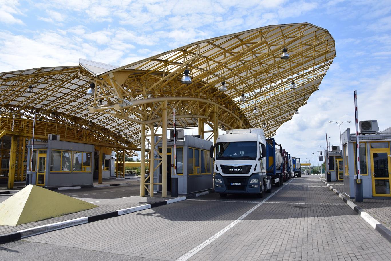 В Україні змінили правила роботи електронної черги перетину кордону для транспорту