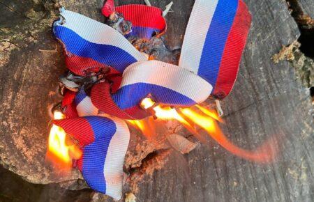 Жителі окупованого Криму «святкують» день РФ, спалюючи усе російське (ФОТО, ВІДЕО)
