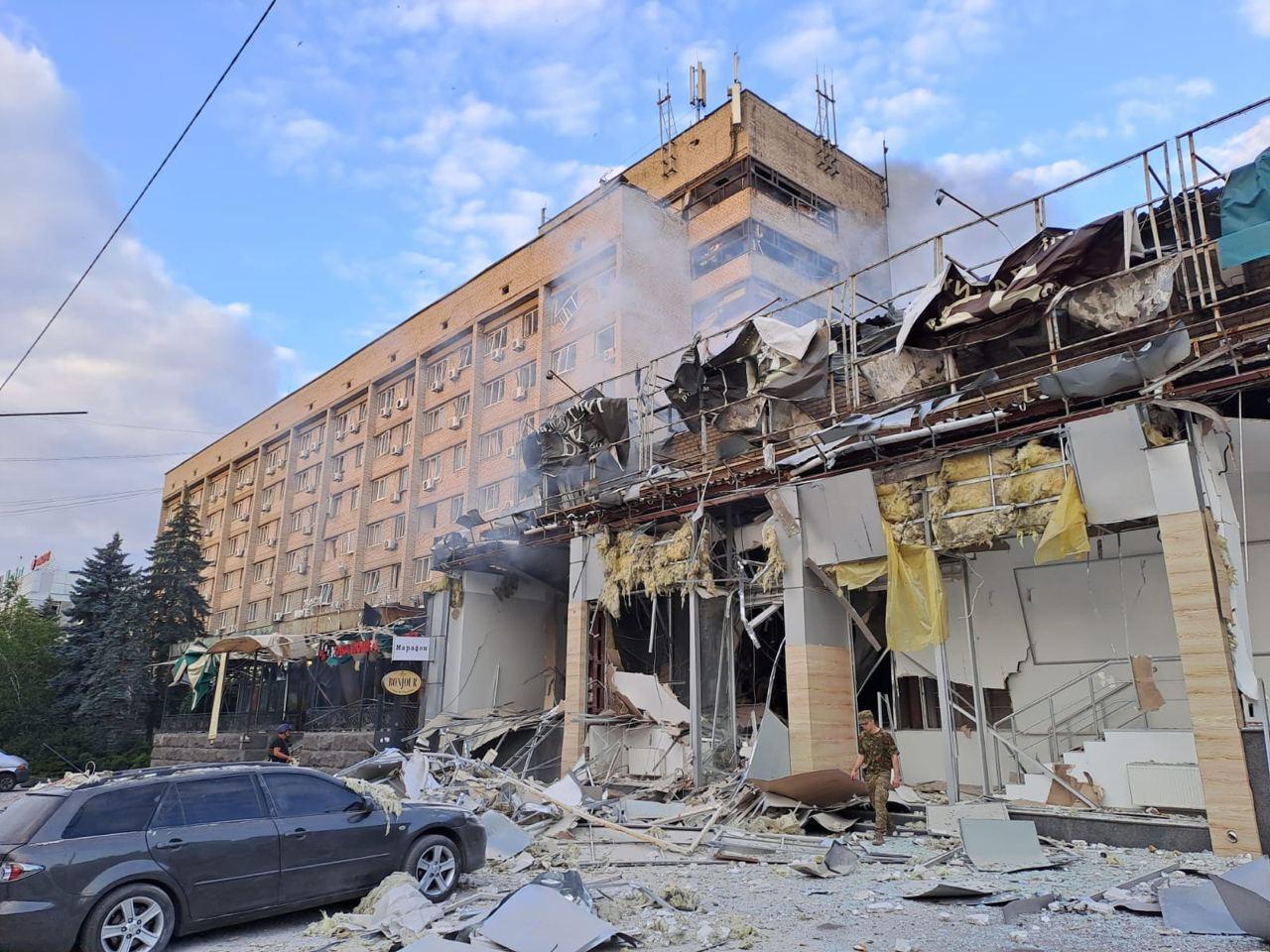 Ракетний удар по Краматорську: серед поранених — три іноземці та дитина, а під завалами досі є люди