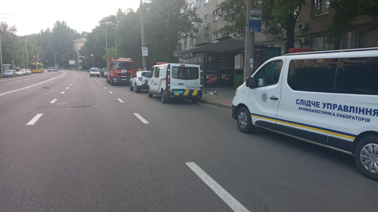 На Печерську в Києві власник офісу влаштував стрілянину, є поранений (ФОТО)