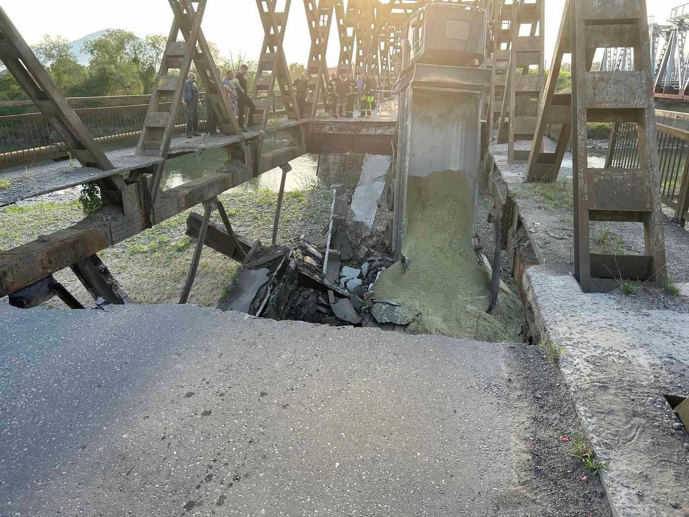 На Закарпатті обвалився міст разом з автівками — постраждали пʼятеро людей