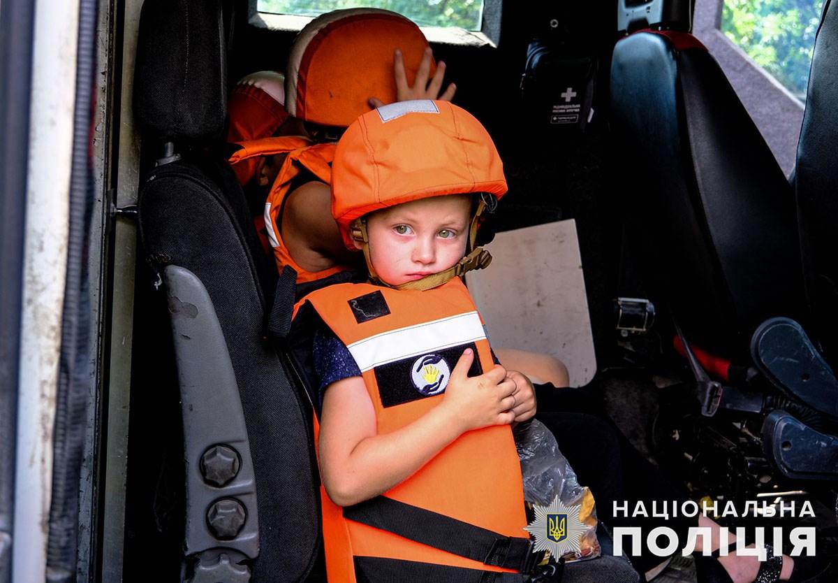 «Білі янголи» під вибухами евакуювали з Торецької громади п'ятьох дітей