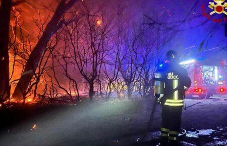 Лісові пожежі та шторм в Італії: двоє людей загинули, аеропорт в Палермо закрили
