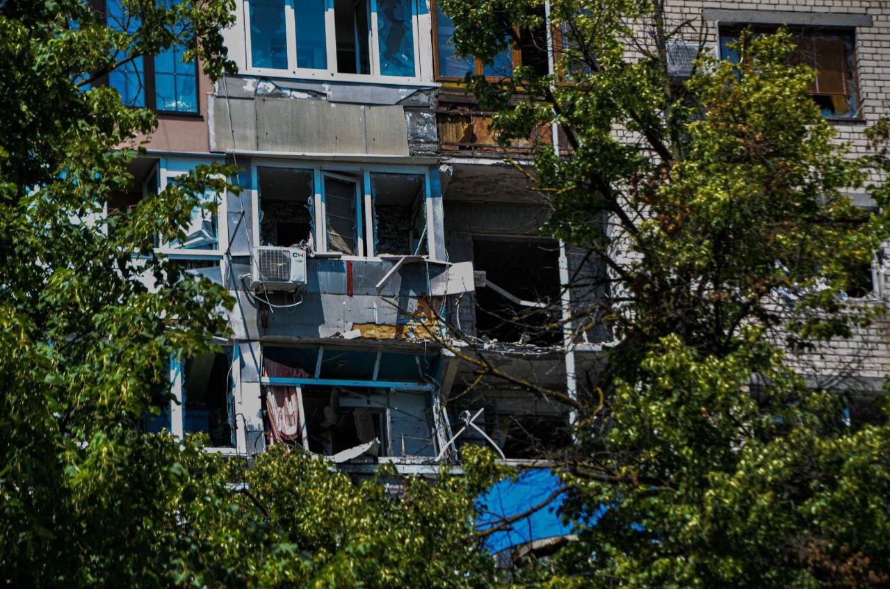 Рятувальники показали наслідки російського обстрілу Херсона (ФОТО)