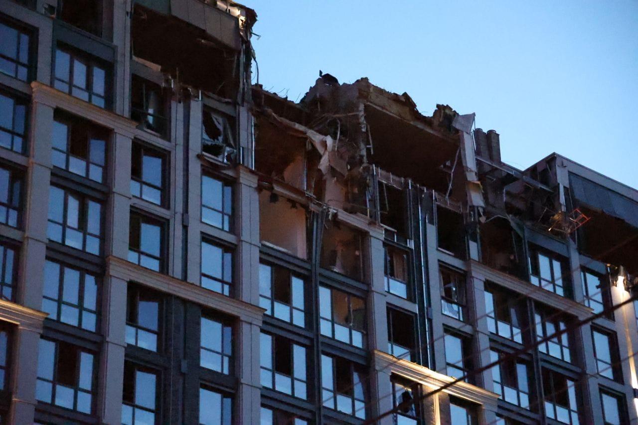 Ракетний удар у Дніпрі: окупанти влучили у багатоповерхівку та будівлю СБУ (ВІДЕО)